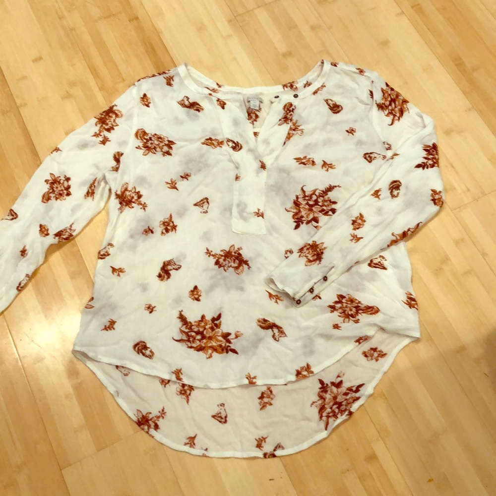 Hi- Lo,, Flowery tunic, split neck, button detail